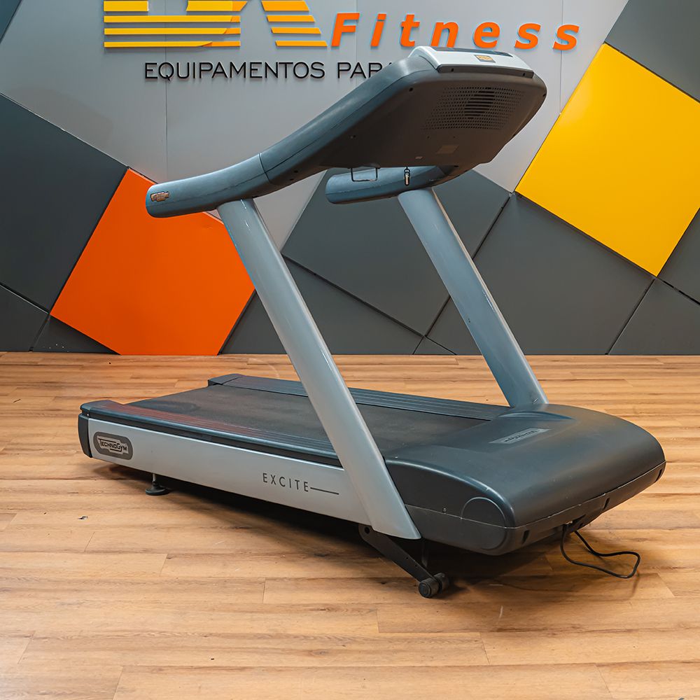 ESTEIRA TECHNOGYM RUN700